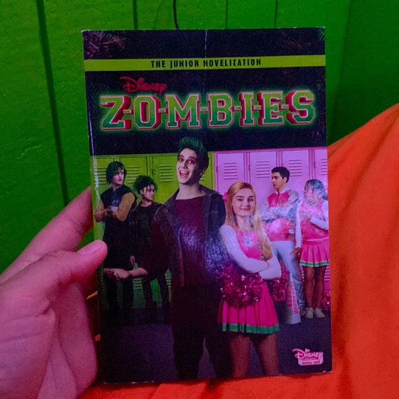 Z-O-M-B-I-E-S: The Junior Novelization - Picture 1 of 4
